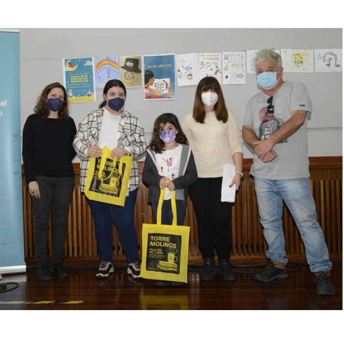 Rocío Grau Díaz y Carla Yamila, ganadoras del concurso 'Reinventa la portada'