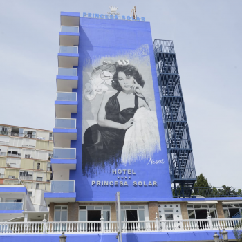 Ava Gardner deslumbra desde la fachada del Hotel Princesa Solar de Torremolinos